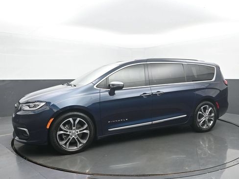 Used 2022 Chrysler Pacifica Pinnacle FWD image 2