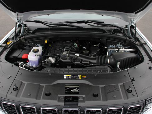 New 2025 Jeep Grand Cherokee L Laredo image 37