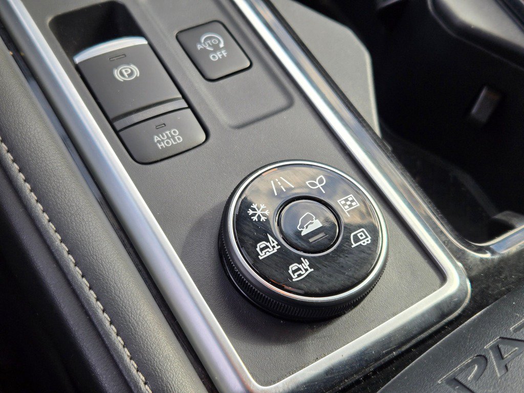 Used 2025 Nissan Pathfinder SV AWD/4WD image 32