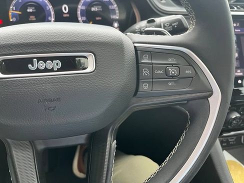 Used 2023 Jeep Grand Cherokee Altitude AWD/4WD image 17