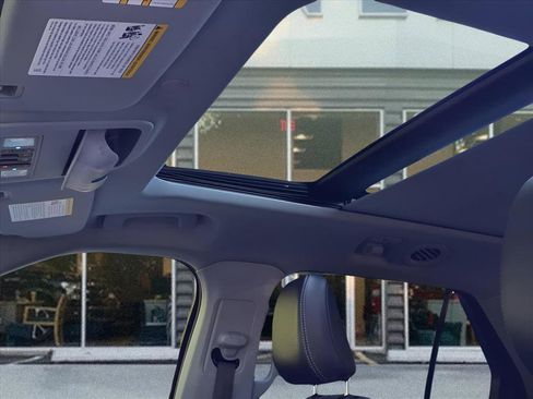 Used 2022 Ford Explorer XLT w/ Equipment Group 202A image 16