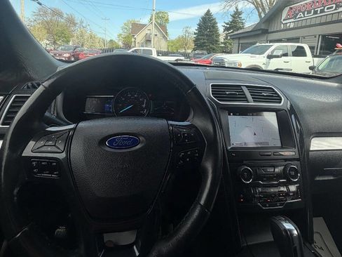 Used 2017 Ford Explorer XLT w/ Equipment Group 202A AWD/4WD image 27