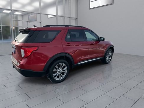 Used 2022 Ford Explorer XLT w/ Equipment Group 202A image 9