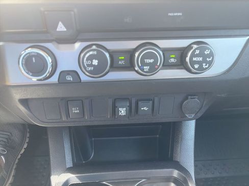 Used 2020 Toyota Tacoma SR5 AWD/4WD image 23