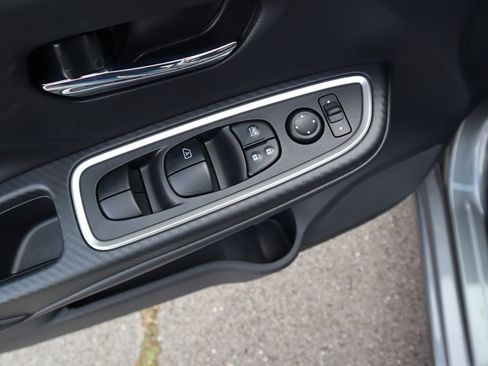 New 2025 Nissan Versa SR w/ Trunk Package image 19