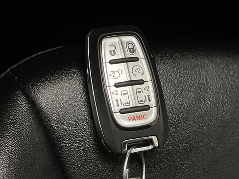 Used 2024 Chrysler Pacifica Touring-L image 27