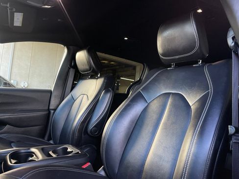Used 2025 Chrysler Pacifica Select FWD image 12