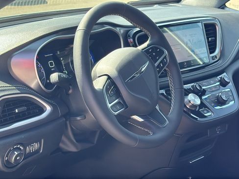 New 2026 Chrysler Pacifica Select image 10
