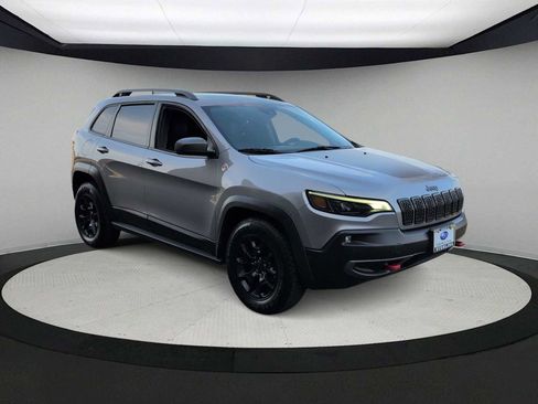 Used 2019 Jeep Cherokee Trailhawk image 2