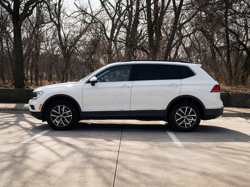 Used 2020 Volkswagen Tiguan SE w/ Panoramic Sunroof Package image 6