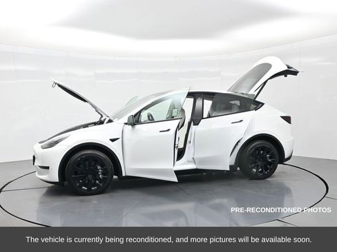 Used 2022 Tesla Model Y Long Range image 41