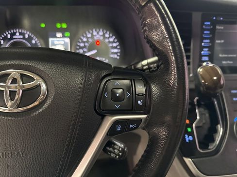 Used 2020 Toyota Sienna XLE w/ XLE Navigation Package FWD image 12