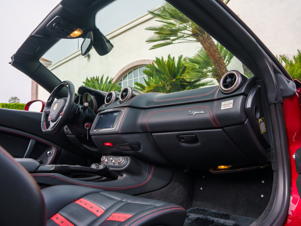 Used 2010 Ferrari California RWD image 27