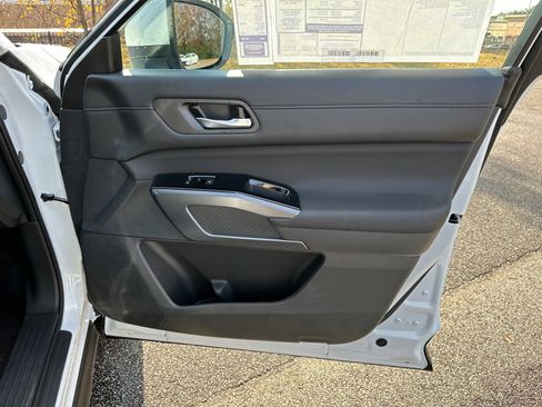 New 2025 Nissan Pathfinder SL w/ SL Premium Package image 14