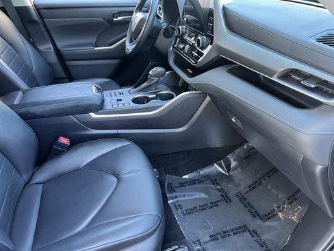 Used 2024 Toyota Highlander XLE image 27