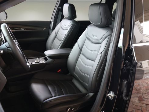 Used 2025 Cadillac XT6 Premium Luxury w/ Platinum Package AWD/4WD image 11