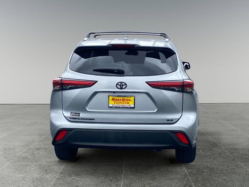 Used 2023 Toyota Highlander XLE FWD image 4