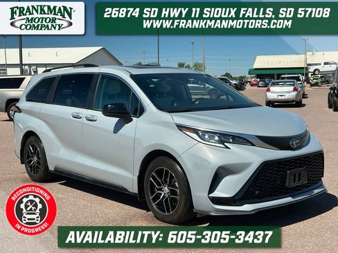 Used 2023 Toyota Sienna XSE AWD/4WD image 1