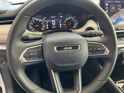 Used 2025 Jeep Compass Limited image 28