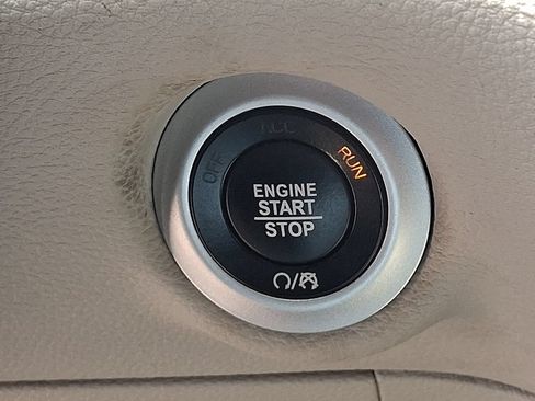Used 2022 Chrysler Pacifica Touring-L w/ Uconnect Theater Family Group AWD/4WD image 24
