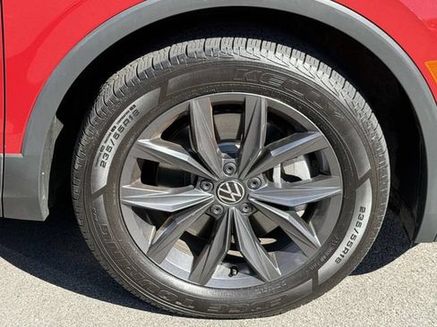Certified 2022 Volkswagen Tiguan SE w/ Panoramic Sunroof Package AWD/4WD image 8