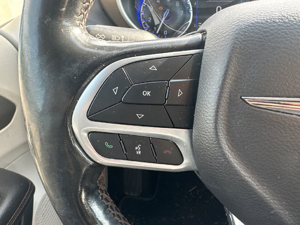 Used 2019 Chrysler Pacifica Touring-L FWD image 17