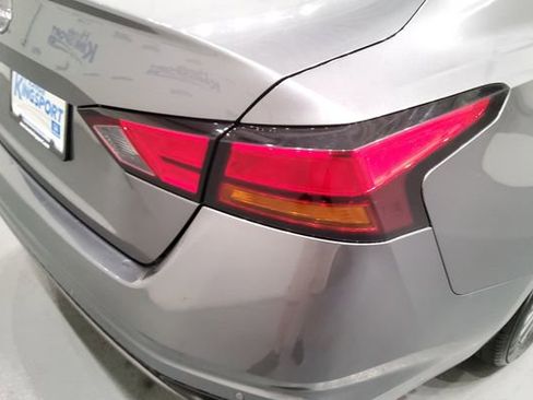 Used 2025 Nissan Altima 2.5 SV FWD image 11