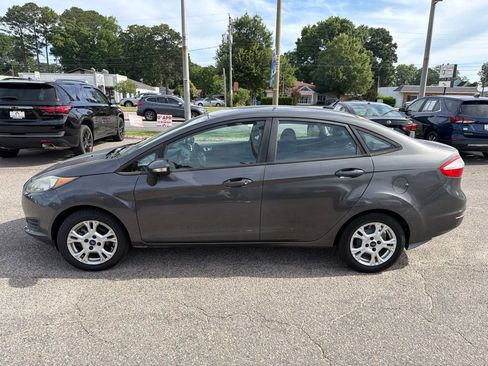 Used 2015 Ford Fiesta SE FWD image 2