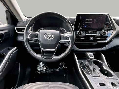 Used 2023 Toyota Highlander LE FWD image 6