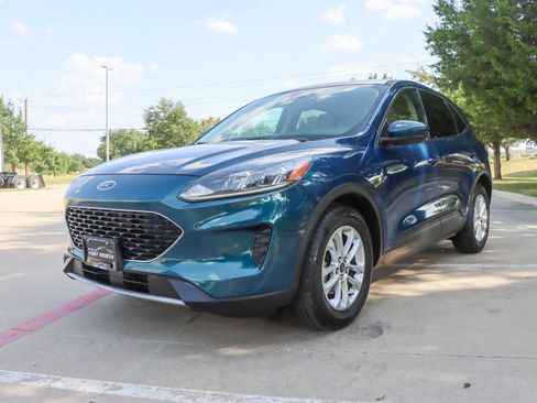 Used 2020 Ford Escape SE FWD image 3