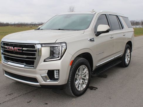 Used 2023 GMC Yukon SLT w/ SLT Luxury Package image 3