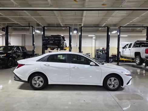 Certified 2025 Hyundai Elantra SE FWD image 8