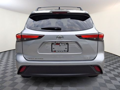 Used 2024 Toyota Highlander LE AWD/4WD image 5