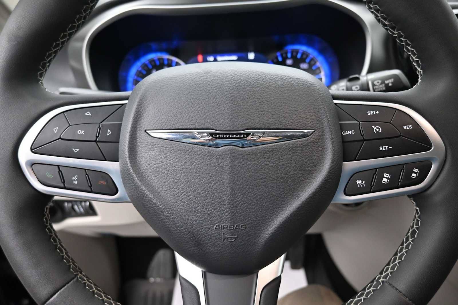 Used 2023 Chrysler Pacifica Touring-L AWD/4WD image 6
