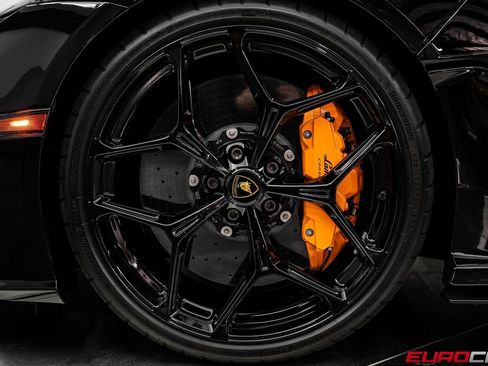 Used 2025 Lamborghini Revuelto AWD/4WD image 24
