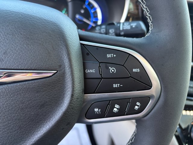 Used 2023 Chrysler Pacifica Limited FWD image 26