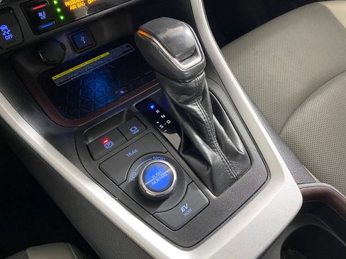 Used 2020 Toyota RAV4 Limited image 18