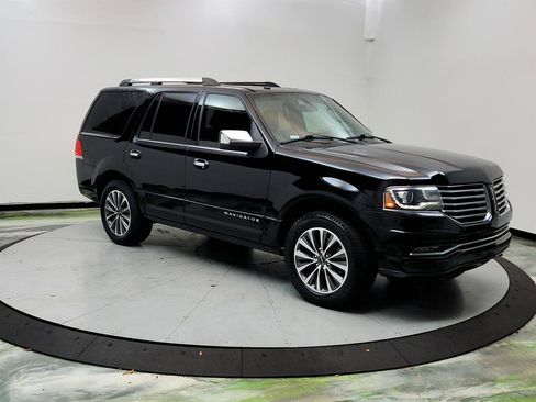 Used 2016 Lincoln Navigator Select RWD image 3