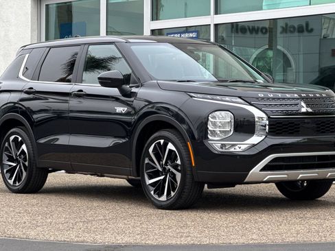 New 2025 Mitsubishi Outlander SE image 2