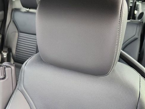 Used 2025 Land Rover Discovery S image 25