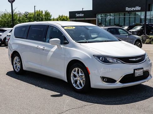 Used 2018 Chrysler Pacifica Touring Plus w/ Tire & Wheel Group FWD image 6