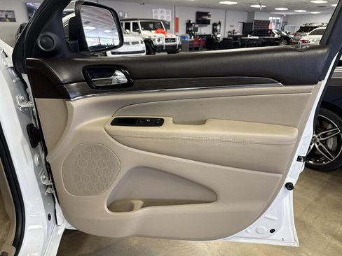 Used 2019 Jeep Grand Cherokee Overland RWD image 18