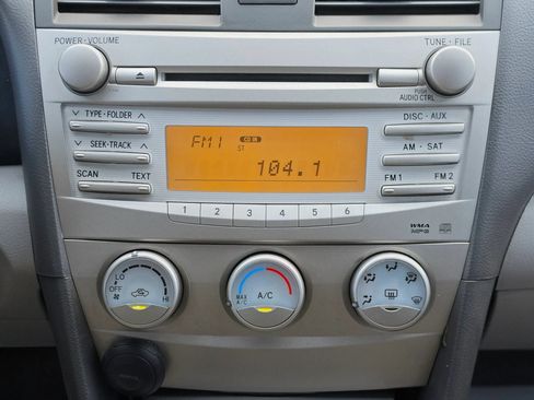 Used 2010 Toyota Camry LE FWD image 10