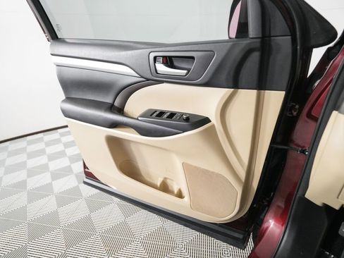 Used 2016 Toyota Highlander XLE image 12