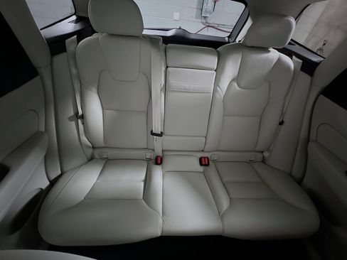 Used 2021 Volvo XC60 T5 Momentum image 33