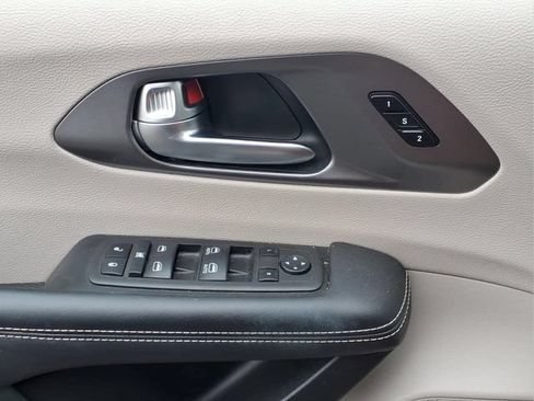 Used 2023 Chrysler Pacifica Touring-L FWD image 17