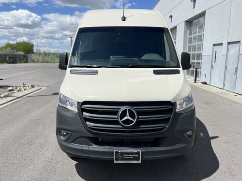 Used 2024 Mercedes-Benz Sprinter 2500 image 7