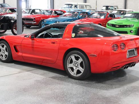Used 1999 Chevrolet Corvette Coupe w/ Memory Pkg RWD image 18