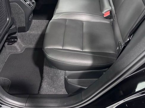 Certified 2025 Volvo XC40 B5 Plus AWD/4WD image 21
