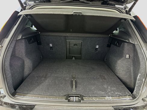 Used 2025 Volvo XC40 B5 Plus image 31